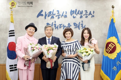 가수 현숙(왼쪽 세번째)·숙행, 개그맨 김종석(왼쪽), 경기도의회 홍보대사 위촉