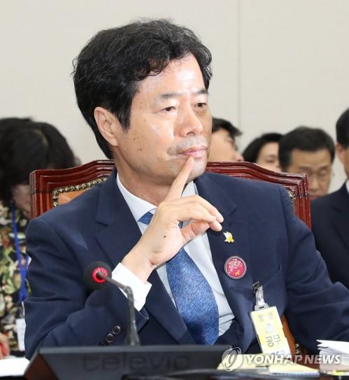고민하는 표정의 김승환 전북교육감 (서울=연합뉴스) 김주형 기자 = 26일 오후 열린 국회 교육위원회 전체회의에 참석한 김승환 전북교육감이 고민하는 표정을 하고 있다. 2019.6.26 kjhpress@yna.co.kr(끝)