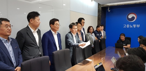 입장 발표하는 사용자위원들