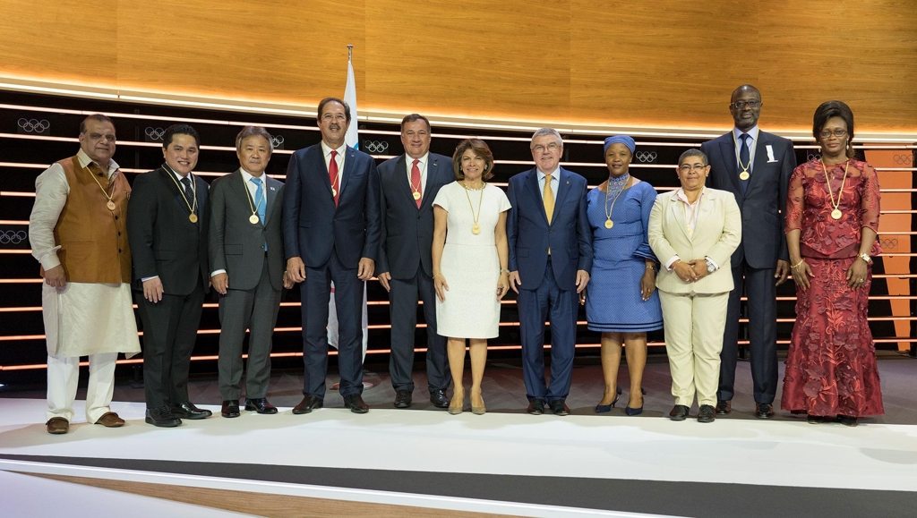 26일(현지시간) 신규로 선출된 국제올림픽위원회(IOC) 위원들이 토마스 바흐(오른쪽에서 다섯번째) IOC 위원장과 함께 포즈를 취하고 있다. [IOC 제공]