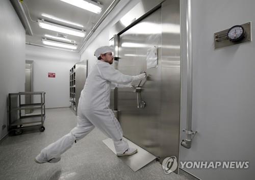 존슨우주센터 달 샘플 보관 금고로 들어가는 입구를 보호하는 철문