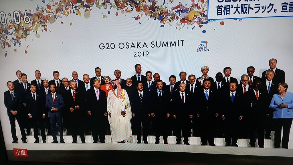 (도쿄=연합뉴스) 주요 20개국(G20) 정상회의 참석자들이 28일 회의장인 '인텍스 오사카'(오사카 국제전시장)에서 단체 사진을 찍고 있다. [NHK 중계화면 캡처]