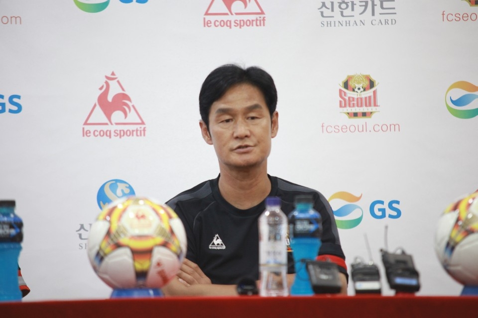 미디어데이에서 발언하는 최용수 감독