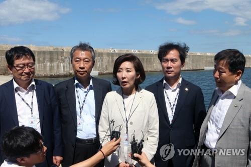(동해=연합뉴스) 이해용 기자 = 12일 오후 강원 동해시 해군 1함대 동해군항을 방문한 나경원 자유한국당 원내대표와 당 '북한 선박 입항 은폐·조작 진상조사단' 소속 의원들이 군의 경계 작전 실패를 문제 삼아 다음 주 정경두 국방부 장관의 해임안을 제출하겠다는 입장을 밝히고 있다. 2019.7.12