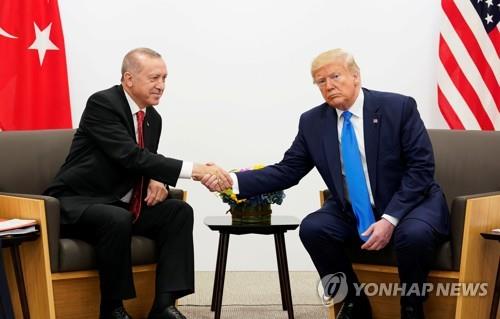 오사카 G20 정상회의에서 만난 트럼프(우) 미국 대통령과 에르도안 터키 대통령