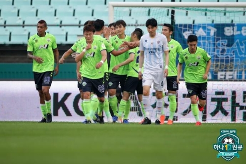 이동국의 페널티킥 선제골을 축하하는 전북 현대 선수들