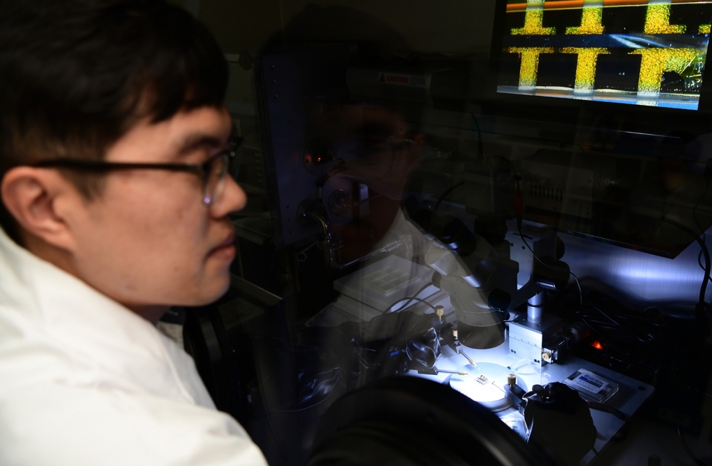 임경근 선임연구원이 수직 유기 트랜지스터를 살피는 모습