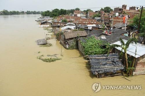 폭우로 물에 잠긴 인도 비하르주의 한 마을. [AFP=연합뉴스]