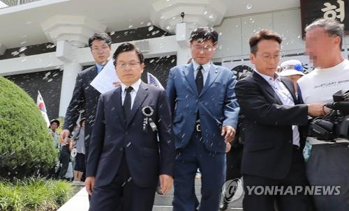 물 세례받는 자유한국당 황교안 대표 (서울=연합뉴스) 안정원 기자 = 황교안 자유한국당 대표가 19일 서울 동작구 국립서울현충원 현충관에서 열린 이승만 대통령 서거54주기 추모식이 끝난 뒤 박근혜 전 대통령 지지자들로부터 항의와 함께 물세례를 받고 있다. 2019.7.19 jeong@yna.co.kr(끝)