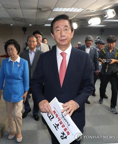 김성태 의원 '고소장 들고' (서울=연합뉴스) 김주형 기자 = 자유한국당 김성태 의원(가운데)이 22일 오후 국회 정론관에서 동료 의원들과 함께 서울남부지검의 'KT 수사결과 발표'와 관련, 입장을 밝힌 뒤 이동하고 있다. 서울남부지검 형사6부는 이날 "국회의원의 직무와 관련해 자녀를 부정채용한 혐의가 인정된다"며 김 의원을 뇌물수수 혐의로 불구속기소 했다고 밝혔다. 2019.7.22 kjhpress@yna.co.kr(끝)