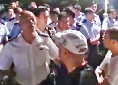 백색테러 가담 용의자들과 얘기를 나누는 홍콩 경찰 지휘관