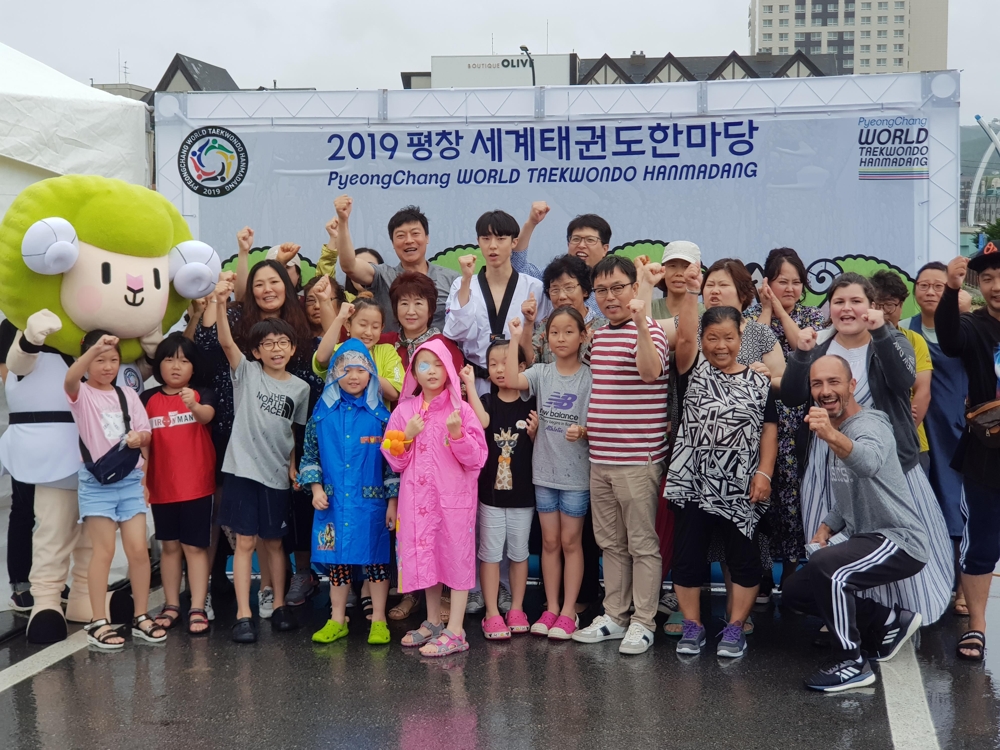 참가자들이 빗속에서도 기념촬영을 하고 있다