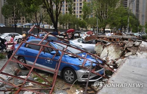 저장성 원링시의 무너진 건물에 깔린 자동차들