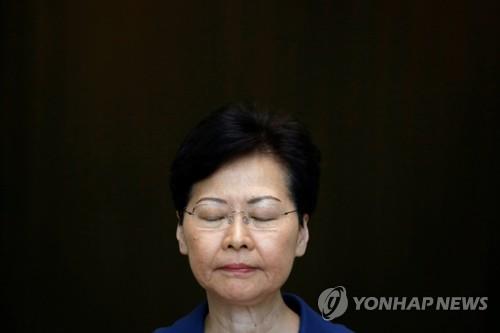 기자회견 중 눈감은 홍콩 행정장관