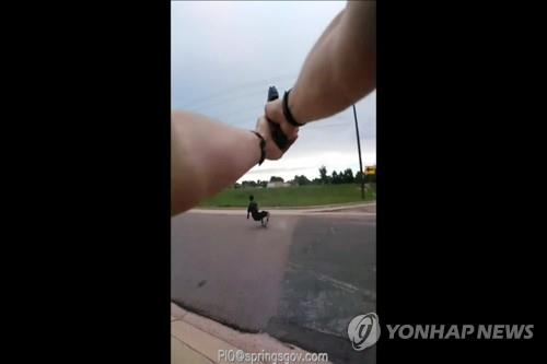 도주하던 흑인 청년 향해 총격