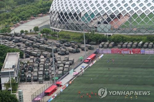 홍콩 인접 선전시 체육관 밖에 늘어선 인민해방군 차량