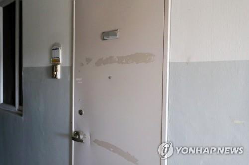 최근 숨진 채 발견된 탈북 모자가 살던 집 앞