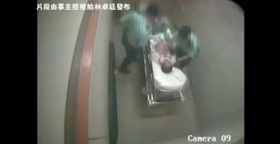 홍콩 경찰들이 병원서 62세 용의자를 마구 구타하는 장면이 담긴 CCTV 영상
