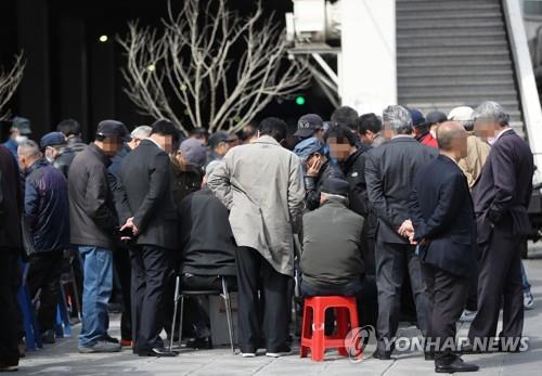 장기 두는 노인. 기사와 직접 관련이 없음