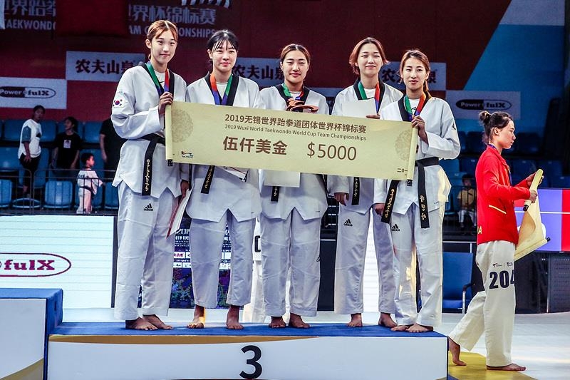 여자단체전에서 동메달을 딴 한국 태권도 대표팀.