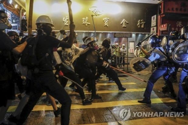 25일 홍콩 송환법 반대 시위에서 충돌하는 경찰과 시위대