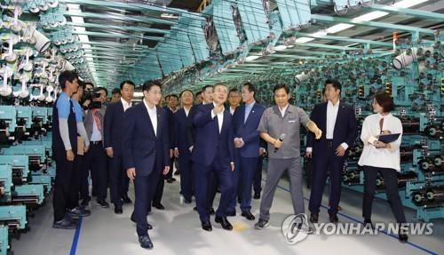 효성첨단소재 탄소섬유 생산현장 살펴보는 문 대통령