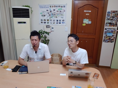 K2 한국지부 대표 고보리 모토무(왼쪽)씨와 매니저 오쿠사 미노루씨