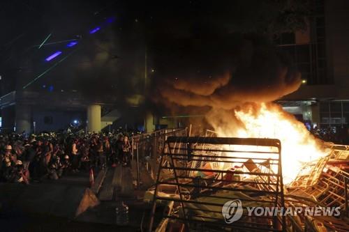 완차이지역 도로에서 시위대가 바리케이드 등에 불을 지른 장면