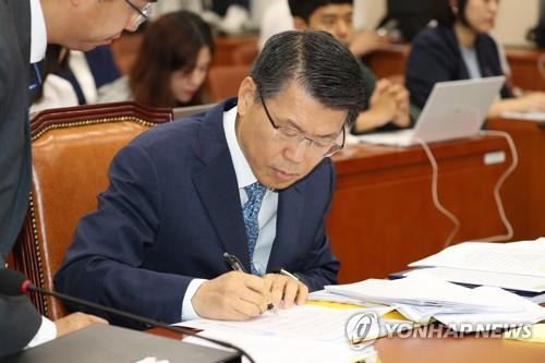 청문회 전 자료 살피는 은성수