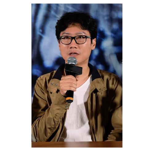 황동혁 감독