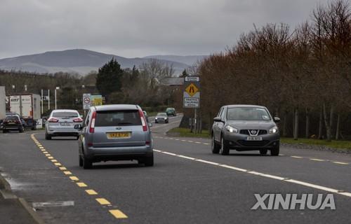 북아일랜드와 아일랜드의 접경 도시인 더리(Derry)를 통과하고 있는 차량 [신화=연합뉴스] 