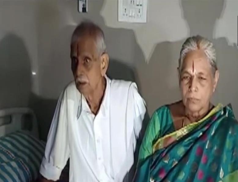 쌍둥이를 출산한 74세 인도 할머니 만가얌마 야라마티(오른쪽)와 남편 라자 라오. [ANI통신 트위터계정 캡처]