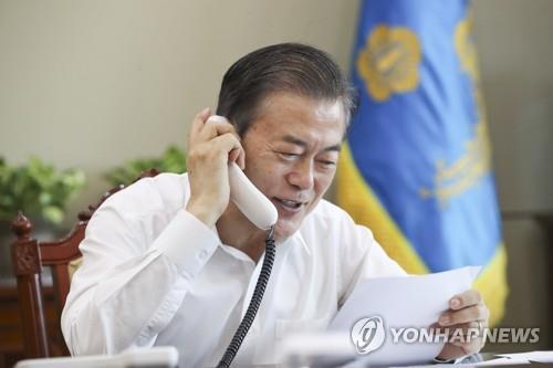 추석특집 라디오 방송 인터뷰하는 문 대통령