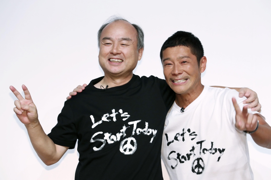 (도쿄 교도=연합뉴스) '조조'(ZOZO) 창업자인 마에자와 유사쿠 사장이 12일 퇴임을 발표한 뒤 손정의 소프트뱅크그룹 회장과 어깨동무를 한 채 기념사진을 찍고 있다.