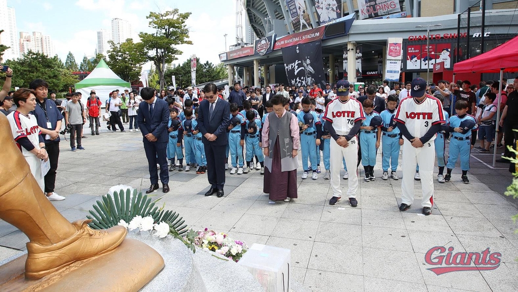 최동원 동상에 헌화 뒤 묵념