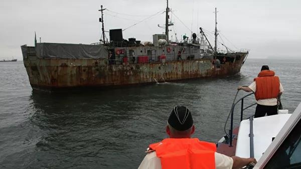 불법 조업 어선을 단속하는 러시아 국경수비대원들 [리아노보스티=연합뉴스] 