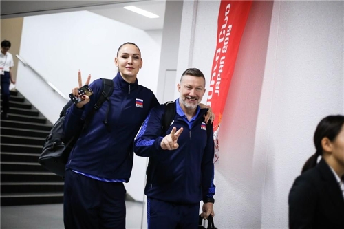 러시아 여자배구 대표팀 에이스 곤차로바(왼쪽)