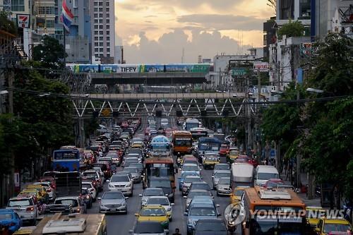 차량으로 가득 찬 방콕 시내 도로