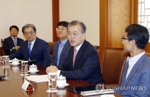 문대통령, 200만호 특허증 및 100만호 디자인등록증 수상자들에게