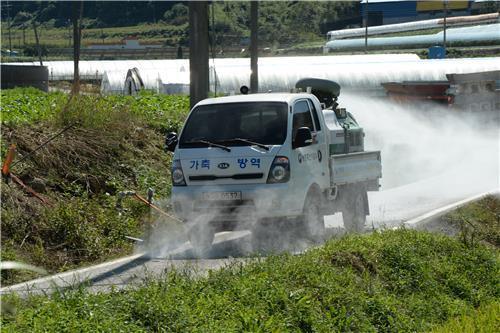 홍성 축사 방역하는 소독 차량 