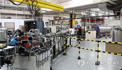 프랑스 국립 박물관 에 있는 루브르 AG AG (AGLAE)