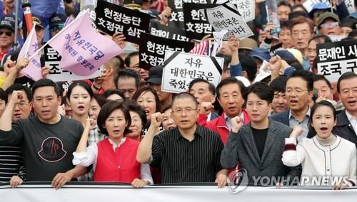 '조국 파면 촉구' 청와대 향해 행진 (서울=연합뉴스) 김주성 기자 = 자유한국당 황교안 대표와 나경원 원내대표가 21일 오후 서울 광화문 세종문화회관에서 열린 '문재인 정권 헌정 유린 중단과 위선자 조국 파면 촉구' 대규모 장외집회를 마친 뒤 참가자들과 함께 청와대 방향으로 행진하고 있다. 2019.9.21 utzza@yna.co.kr(끝)