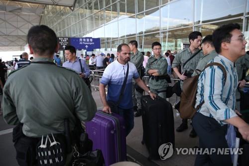 공항서 삼엄한 경비 펼치는 홍콩 경찰