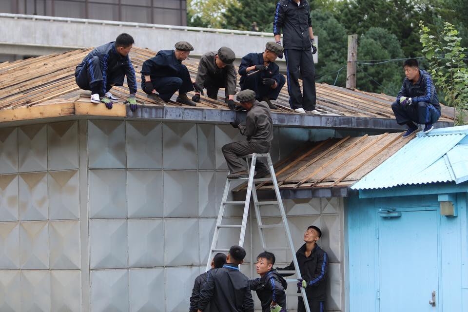 JSA내 건물 지붕 보수 공사 중인 북한 작업 인력