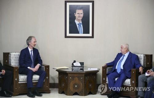 회담 중인 페데르센(좌) 유엔 시리아 특사와 무알렘 시리아 외무장관