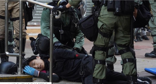 홍콩 경찰이 쏜 실탄을 맞고 쓰러진 시위 참여자