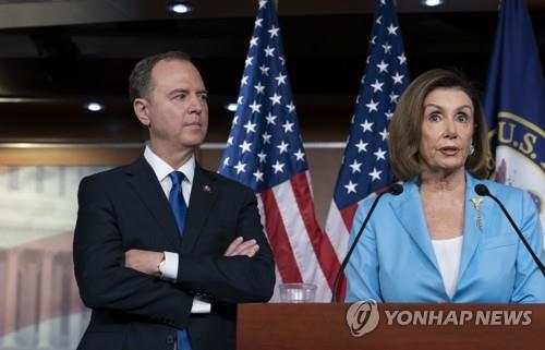 낸시 펠로시(오른쪽) 미 하원 의장과 애덤 시프 하원 정보위원장
