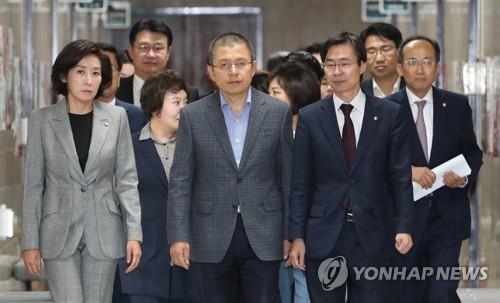 최고위원회의 들어서는 황교안-나경원 (서울=연합뉴스) 이진욱 기자 = 자유한국당 황교안 대표와 나경원 원내대표가 7일 오전 국회에서 열린 최고위원회의에 들어서고 있다. 2019.10.7 cityboy@yna.co.kr(끝)