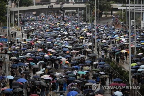 6일 복면금지법 항의 행진하는 홍콩 시위대