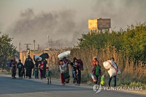 터키군의 폭격 직후 피란길에 오른 라스 알-아인 주민들 [AFP=연합뉴스] 